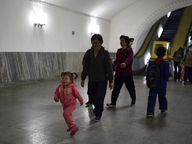 Những bức ảnh hiếm hoi chụp ở ga tàu điện ngầm Triều Tiên ảnh 9