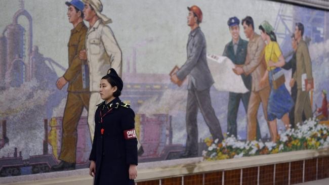 Những bức ảnh hiếm hoi chụp ở ga tàu điện ngầm Triều Tiên ảnh 1