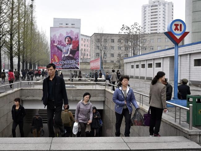 Những bức ảnh hiếm hoi chụp ở ga tàu điện ngầm Triều Tiên ảnh 6