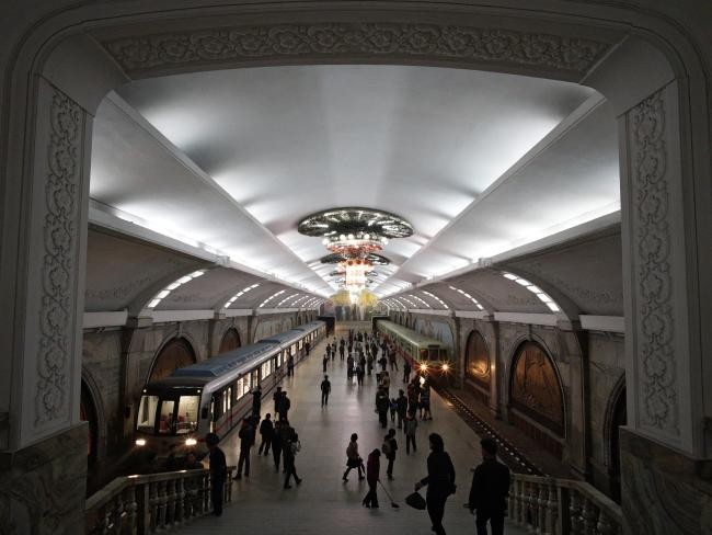 Những bức ảnh hiếm hoi chụp ở ga tàu điện ngầm Triều Tiên ảnh 2