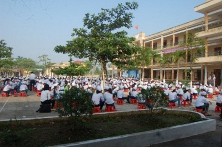 Thầy giáo bắt 3 học sinh xách nước ao rửa nước tiểu suốt 1 tháng ảnh 2