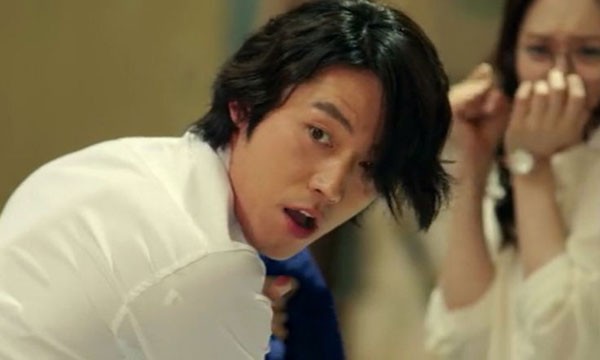 Vợ đâm đơn ly dị vì sợi tóc dài, xoăn trên ngực chồng ảnh 1