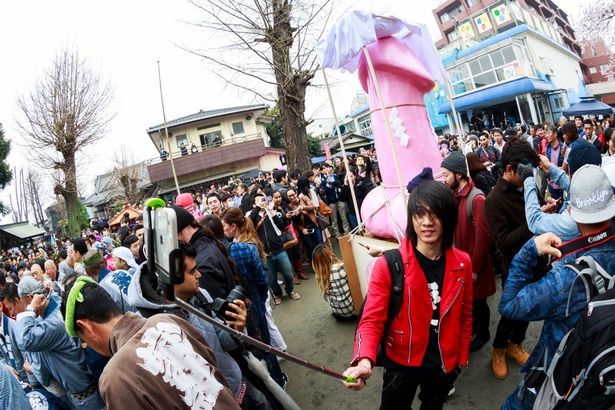 Hàng nghìn người tham dự ‘Lễ hội dương vật thép’ lớn nhất ở Nhật ảnh 4