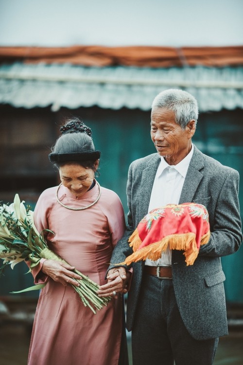 Nghẹn ngào với ‘đám cưới cổ tích’ của hai ông bà lão nhặt rác ảnh 2