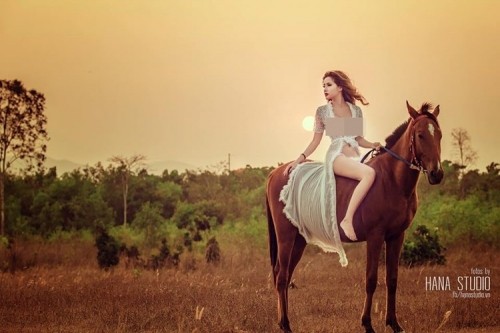 Lộ danh tính cô gái chụp ảnh 'hở bạo' bên ngựa ảnh 1