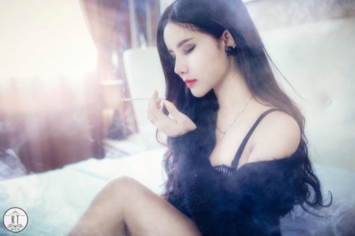 Lộ danh tính cô gái chụp ảnh 'hở bạo' bên ngựa ảnh 2