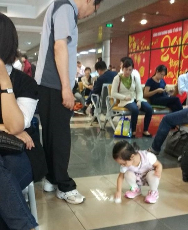 Ảnh em bé lau sàn ở sân bay, ngẫm cách dạy con của người Việt ảnh 1