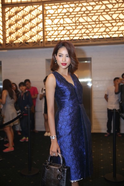 Ngọc Trinh khoe eo, Hari Won 'rủ' Hà Hồ khoe ngực trên thảm đỏ ảnh 9