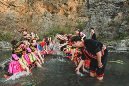 Bộ ảnh kỷ yếu 'độc nhất vịnh Bắc Bộ' của học sinh Ninh Bình ảnh 6