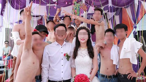 Bức ảnh cô dâu đứng giữa những chàng trai cởi trần gây 'bão' ảnh 4