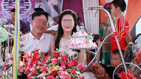 Bức ảnh cô dâu đứng giữa những chàng trai cởi trần gây 'bão' ảnh 3