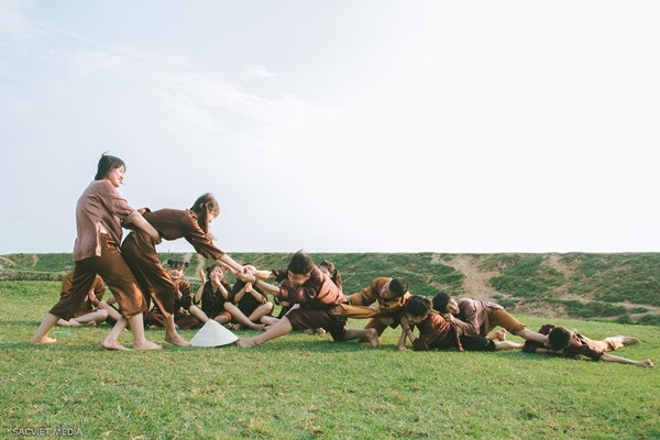 Thích thú với ảnh kỷ yếu ‘quay về tuổi thơ’ của học sinh Nghệ An ảnh 4