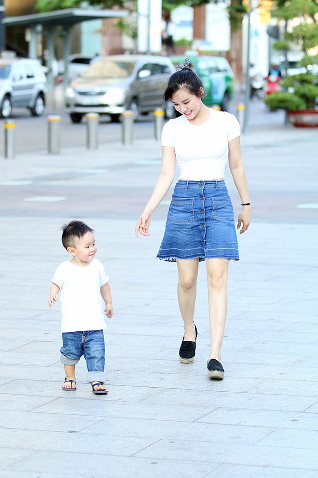 Vy Oanh cùng con trai diện style cực chất lái xế sang đi dạo ảnh 9