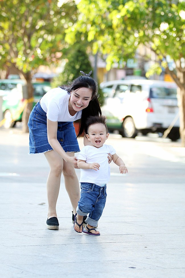 Vy Oanh cùng con trai diện style cực chất lái xế sang đi dạo ảnh 5