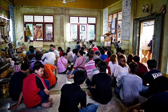 Khách Tây kể chuyện nhà sư Thái Lan xăm huyền thuật trong chùa ảnh 2