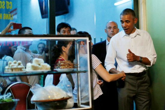 Quán bún chả Hà Nội đông nghịt khách sau khi Obama ghé ăn ảnh 3