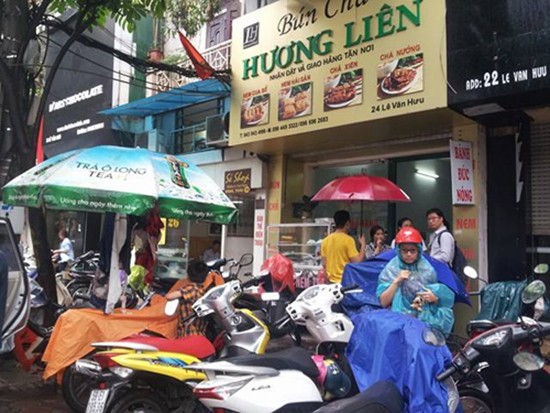 Quán bún chả Hà Nội đông nghịt khách sau khi Obama ghé ăn ảnh 1