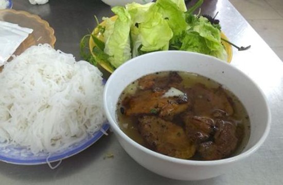 Quán bún chả Hà Nội đông nghịt khách sau khi Obama ghé ăn ảnh 2