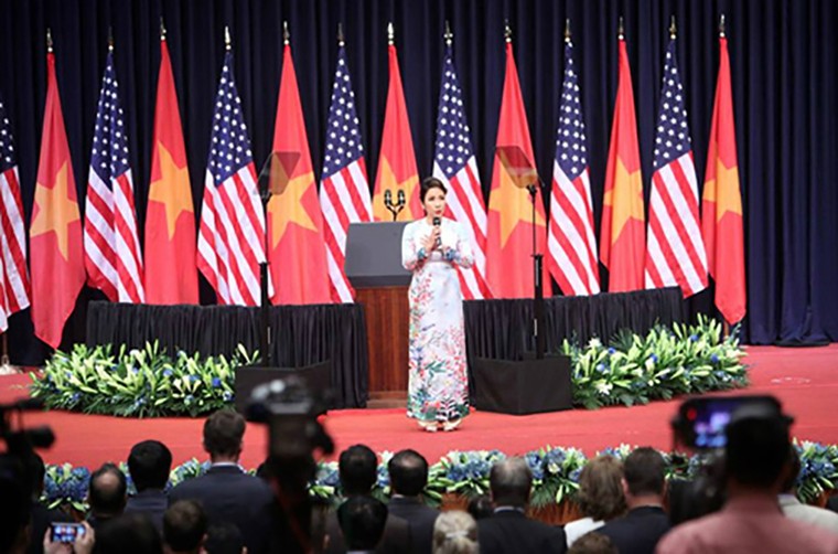 Mỹ Linh phản ứng sau khi bị chê hát Quốc ca "thiếu hào hùng" ảnh 1