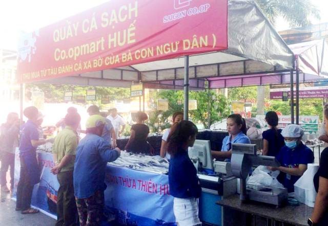 Huế: Hơn 1 tấn hải sản sạch được tiêu thụ chỉ trong vài giờ ảnh 1