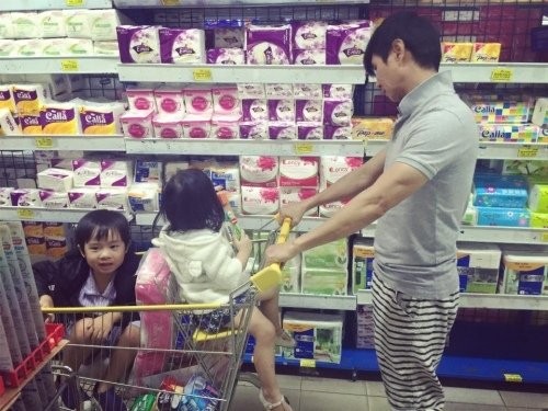 Những ông bố chăm con khéo nhất showbiz Việt ảnh 4