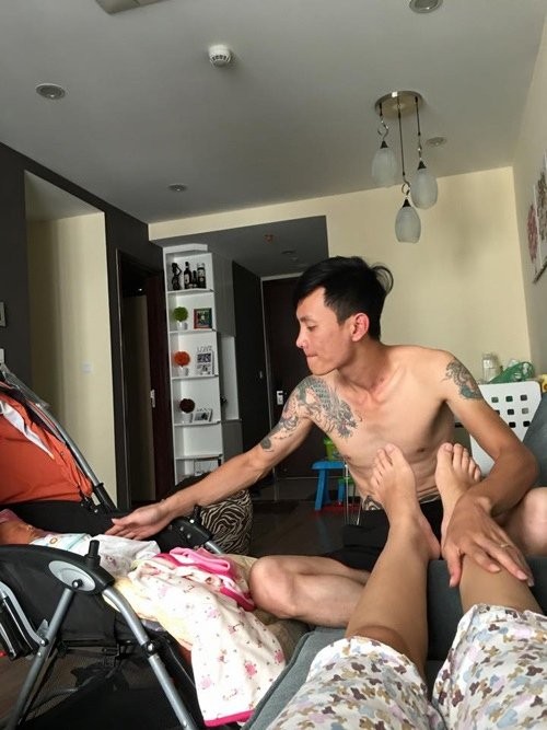 Những ông bố chăm con khéo nhất showbiz Việt ảnh 10