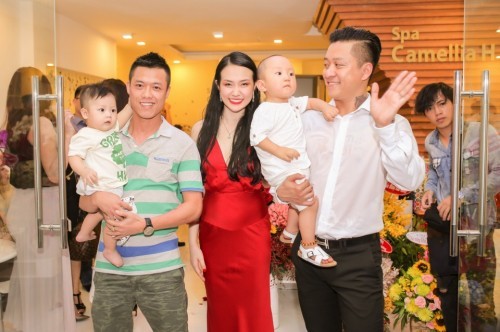 Tuấn Hưng bế con, tất bật phụ giúp vợ khai trương Spa ảnh 3