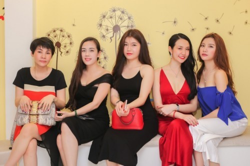 Tuấn Hưng bế con, tất bật phụ giúp vợ khai trương Spa ảnh 5