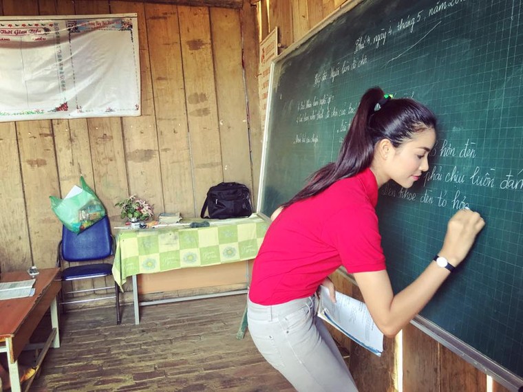 Phạm Hương dạy tiếng Việt cho trẻ em dân tộc ở Điện Biên ảnh 3