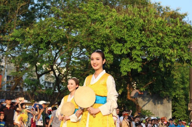 Thiếu nữ Hàn Quốc xinh đẹp 'gây sốt' trong Festival Huế là ai? ảnh 2