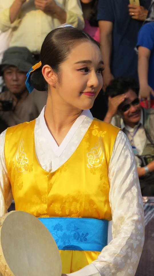 Thiếu nữ Hàn Quốc xinh đẹp 'gây sốt' trong Festival Huế là ai? ảnh 1