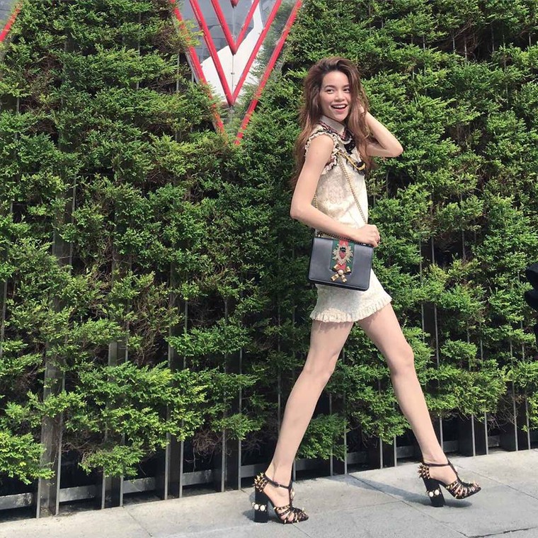 Hồ Ngọc Hà 'quấn' cây hàng hiệu 150 triệu dạo phố ở Đài Loan ảnh 2