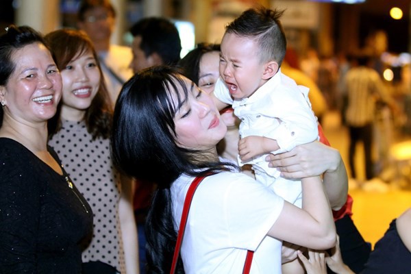 Vy Oanh 'nổi đóa' vì dư luận bàn tán chuyện làm mẹ đơn thân ảnh 1