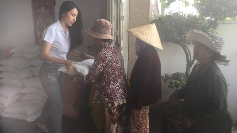 Đang đi từ thiện, Thủy Tiên phản ứng 'lạ' khi bị gọi là con quỷ ảnh 1