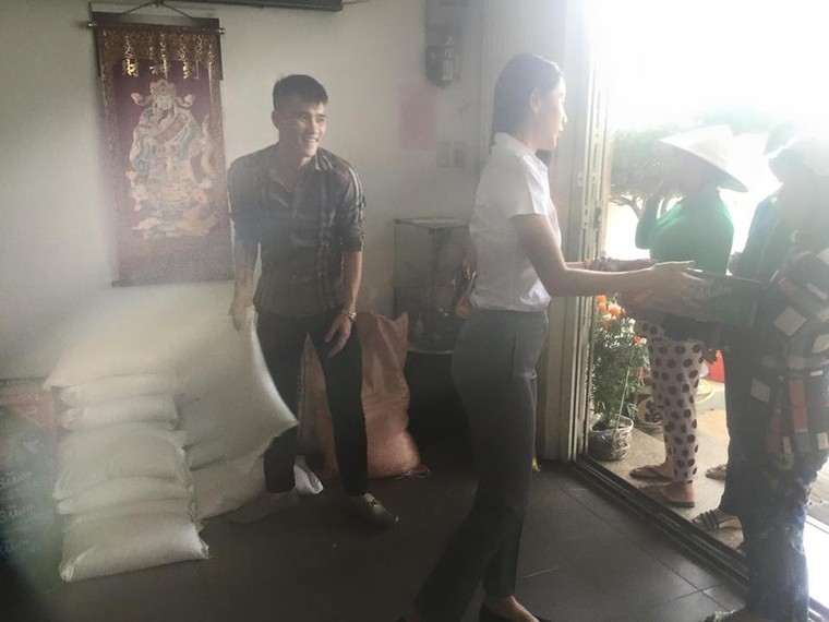 Đang đi từ thiện, Thủy Tiên phản ứng 'lạ' khi bị gọi là con quỷ ảnh 4