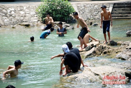 Về Con Cuông tắm Khe nước Mọc, ăn cá nướng và xôi tím ảnh 3