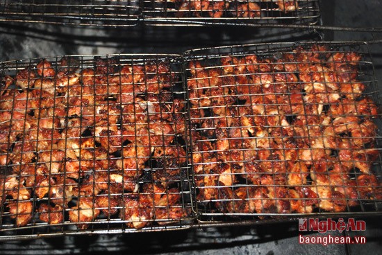 Về Con Cuông tắm Khe nước Mọc, ăn cá nướng và xôi tím ảnh 9