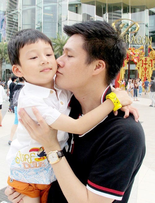 Quang Dũng chăm bẵm con trai mặc 'vợ cũ' Jennifer Phạm thất hứa ảnh 4