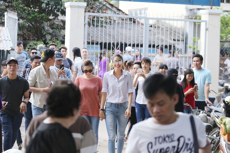 Hoa hậu Thu Hoài, Phạm Hương bê gạo, thuốc... tặng người nghèo ảnh 2