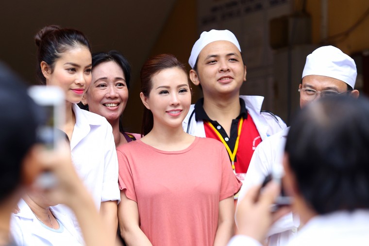 Hoa hậu Thu Hoài, Phạm Hương bê gạo, thuốc... tặng người nghèo ảnh 4
