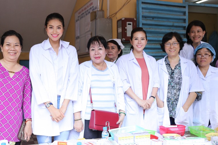 Hoa hậu Thu Hoài, Phạm Hương bê gạo, thuốc... tặng người nghèo ảnh 6