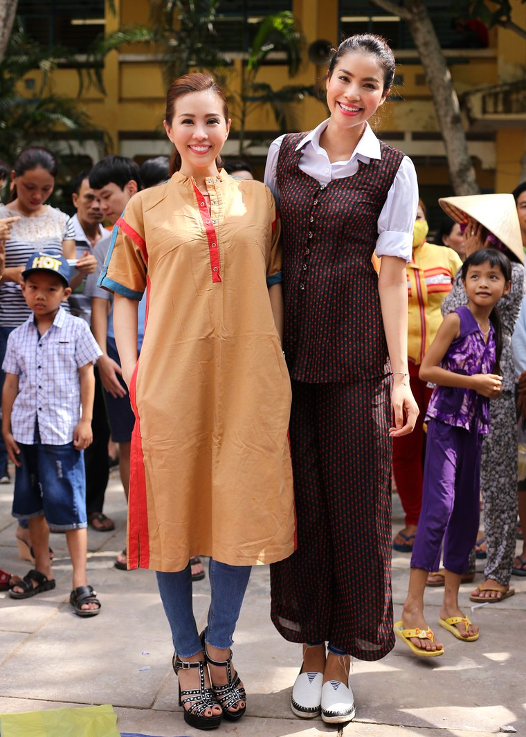 Hoa hậu Thu Hoài, Phạm Hương bê gạo, thuốc... tặng người nghèo ảnh 10