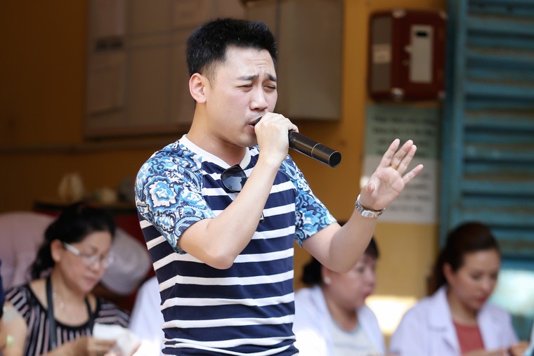 Hoa hậu Thu Hoài, Phạm Hương bê gạo, thuốc... tặng người nghèo ảnh 9