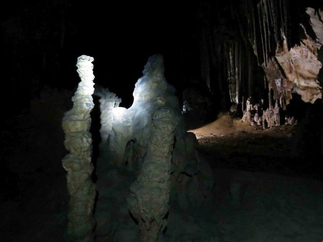 Xuyên qua đá vôi trong lòng hang Thiên Đường ảnh 1