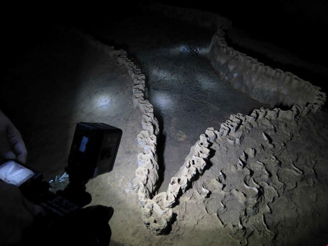 Xuyên qua đá vôi trong lòng hang Thiên Đường ảnh 10