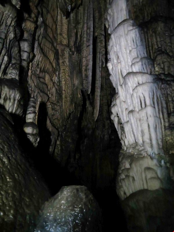 Xuyên qua đá vôi trong lòng hang Thiên Đường ảnh 11