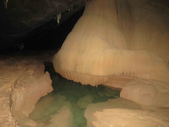 Xuyên qua đá vôi trong lòng hang Thiên Đường ảnh 8