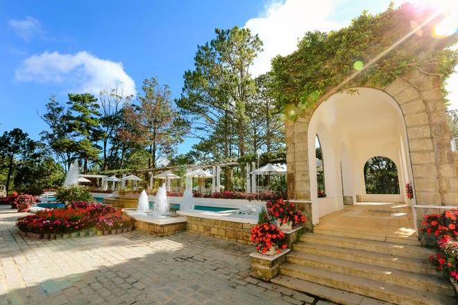 Khuôn viên như vườn thượng uyển trong Dinh Bảo Đại ảnh 7