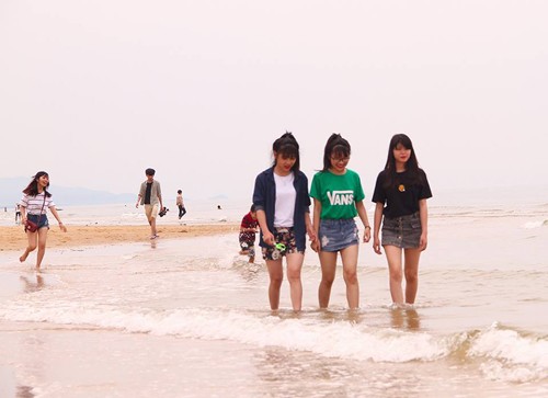 Hà Tĩnh vắng khách tắm biển, Phú Yên đông đến 'cháy phòng' ảnh 1