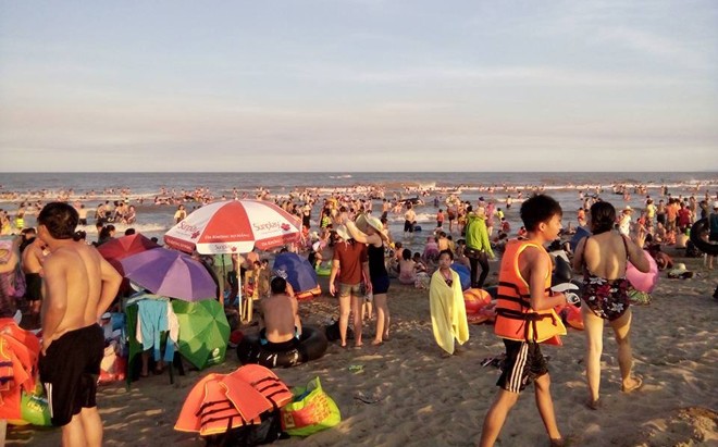 Biển Sầm Sơn đặc khách hàng cây số ảnh 4